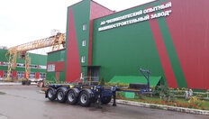 Полуприцеп-контейнеровоз STEELBEAR PF-41P-4 — боковой вид на площадке