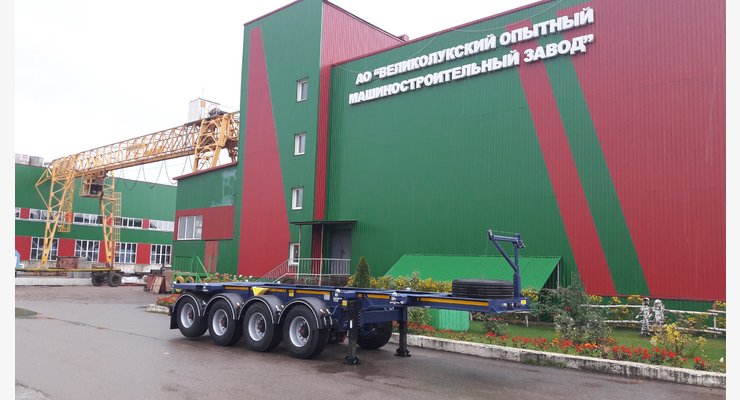 Полуприцеп-контейнеровоз STEELBEAR PF-41P-4 — боковой вид на площадке