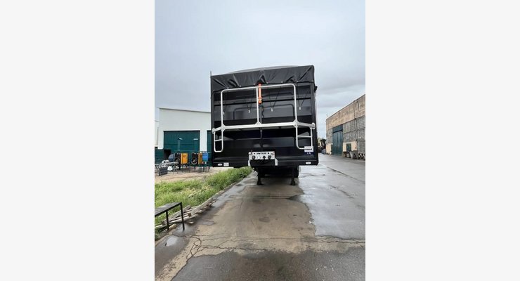 Бортовой полуприцеп-зерновоз ИнтерПрицеп 853371 — задняя часть с рамой, лестницами и бортами
